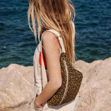 Jetzt im Löffelhase erhältlich: ROSE IN APRIL Gürteltasche, Bananentasche, Bodybag, Crossbody bag, Damentasche  «Leo olive», 35x15x10 cm