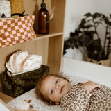 Jetzt im Löffelhase erhältlich: ROSE IN APRIL Kinderkulturbeutel, Babykulturbeutel, Geburtsgeschenk, Geburtsset, Geburt, Babypflege, Schminktasche, Schminkbeutel  «leo olive», 26x13x12cm