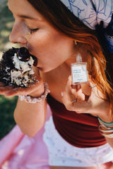 Jetzt im Löffelhase erhältlich: VERSATILE PARIS Parfum Roll-On  «cerise sur le gâteau»,15ml, vegan