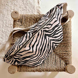 Jetzt im Löffelhase erhältlich: ROSE IN APRIL Gürteltasche, Bananentasche, Bodybag, Crossbody bag, Damentasche  «zebra rose», 35x15x10 cm