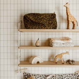 Jetzt im Löffelhase erhältlich: ROSE IN APRIL Kinderkulturbeutel, Babykulturbeutel, Geburtsgeschenk, Geburtsset, Geburt, Babypflege, Schminktasche, Schminkbeutel  «leo olive», 26x13x12cm