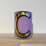 Ob der Anfangsbuchstabe vom Namen deiner Freundin, eine Buchstaben-Kombinationen zur Hochzeit oder ein witziges Wortspiel – diese Gläser sind ein Dekorationswunder.