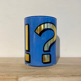 Die ! ?-Satzzeichen aus Blattgold kommen auf der kräftigen Aussenfarbe stark zur Geltung.