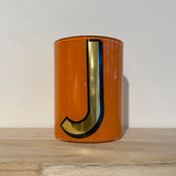 Ob der Anfangsbuchstabe vom Namen deiner Freundin, eine Buchstaben-Kombinationen zur Hochzeit oder ein witziges Wortspiel – diese Gläser sind ein Dekorationswunder.