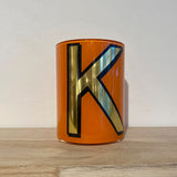 Ob der Anfangsbuchstabe vom Namen deiner Freundin, eine Buchstaben-Kombinationen zur Hochzeit oder ein witziges Wortspiel – diese Gläser sind ein Dekorationswunder.