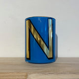 Ob der Anfangsbuchstabe vom Namen deiner Freundin, eine Buchstaben-Kombinationen zur Hochzeit oder ein witziges Wortspiel – diese Gläser sind ein Dekorationswunder.