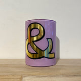 Das &-Sonderzeichen aus Blattgold kommt auf der kräftigen Aussenfarbe stark zur Geltung.