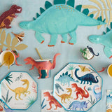 Dinosaurier-Fans aufgepasst – diese sensationellen Stegosaurus-Platten von MERI MERI sind perfekt, um Jurassic-Leckereien auf deiner Dinosaurier-Party zu präsentieren.