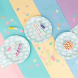 Mit weissen Wolken auf mint-farbenem Hintergrund und umgekehrt wirken die Party-Teller himmlisch-verspielt.