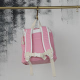 Aus mattem Polyester hergestellt, verfügt der Rucksack zudem über weiss-kontrastierende Lederapplikationen und Metalldetails.