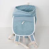 Das grosszügige Innenleben ist unterteilt in ein Hauptfach, ein separates Rückenfach, ein Reissverschluss-Seitenfach und ein versteckes Fach in der Schutzkappe mit Reissverschluss.