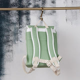 Die Schultertrageriemen lassen sich in der Länge justieren. Zusätzlichen Halt gewährleistet der Brustgurt mit Klippverschluss.