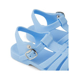 Die Schuhe lassen sich mit einer nickelfreien Metallschnalle und Druckknopf verschliessen, so dass sie auch kleinere Kinder selbstständig an- und ausziehen können.