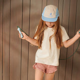 Die farbige Motivstickerei sorgt für den lässigen Look der Sonnenmütze.