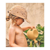 Die coole Rory Cap von LIEWOOD schützt vor der Sonne und hält sie von kleinen Augen fern.