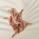 Aus reinster Bio-Baumwolle hergestellt, ist das weiche "Nuscheli" zum liebevollen Kuscheln und Spielen wie gemacht – und schon bald der liebste Begleiter deines Babys?