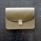 Jetzt im Löffelhase erhältlich: PAPOUTSI Lederportemonnaie «Borsa L» | Struktur