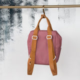 Das aus recycletem PET-Flaschen hergestellte Obermaterial lässt sich schnell und einfach abwaschen - das ideale Kinderaccessoire.