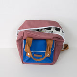 Das farblich kontrastierende Aussenfach mit Reissverschluss rundet das modische Profil perfekt ab.