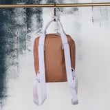 Das aus recycletem PET-Flaschen hergestellte Obermaterial lässt sich schnell und einfach abwaschen – ein ideales Kinderaccessoire.