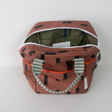 Das verdeckte Aussenfach mit Reissverschluss sowie die gespränkelte Oberfläche runden das modische Profil perfekt ab.