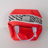 Das verdeckte Aussenfach mit Reissverschluss rundet das modische Profil perfekt ab.