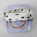 Das verdeckte Aussenfach mit Reissverschluss und die gespränkelten Trage- und Schulterriemen runden das modische Profil perfekt ab.