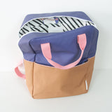 Colorblock at its best! Dieser Rucksack des holländischen Labels STICKY LEMON überzeugt mit modischem Design und schlichter Funktionalität auf ganzer Linie.