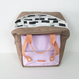 Die farblich kontrastierenden Highlights wie das Aussenfach und die Trageriemen runden das modische Profil perfekt ab.