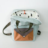 Das Couvert-förmige Aussenfach ist der Blickfang, die gemusterten Trageriemen runden das modische Profil perfekt ab.