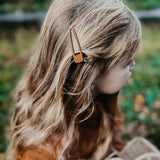 Die zwei nachhaltigen und stylischen Haarspangen des dänischen Lifestylelabels GRECH & CO werden aus Silikon herstellt.