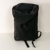 Der Rucksack lässt sich mit Kordel und Metallschnalle sicher verschliessen. Aussen verfügt der Rucksack über zwei Seitenfächer.