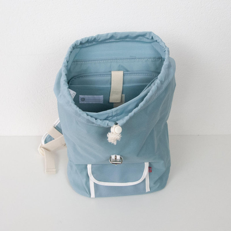 In Norwegen designt, macht dieser Kinder-Rucksack von BLAFRE eine besonders gute Falle. Aus mattem Polyester hergestellt, verfügt der Rucksack zudem über weiss-kontrastierende Lederapplikationen und Metalldetails.
