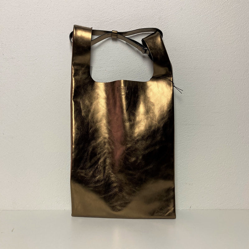 Jetzt beim Löffelhasen: KLEINBASEL Lederhandtasche «PLEAT» | Metallic Bronze