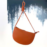 Jetzt im Löffelhase erhältlich: MONK & ANNA Handtasche «Farou half moon» | Veganes Glattleder in Burnt Orange